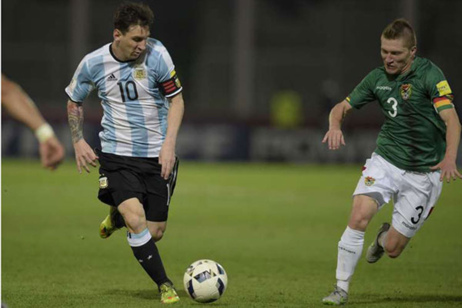 Photo: Paraguay forward Dario Lezcano beats Colombia midfielder