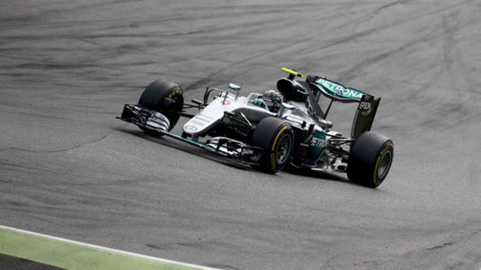 Hamilton victorious in Monza ahead of Rosberg