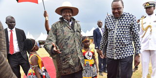 Kenya's President Uhuru Kenyatta and Ugandan counterpart Yoweri Mseveni 
