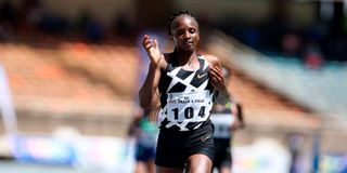 Hellen Obiri eases to victory in the women's 10,000m final
