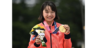 Japan's Momiji Nishiya poses with her gold medal during the podium ceremony 