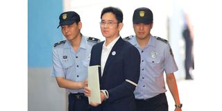 Samsung Group heir Lee Jae-yong (centre) arriving at Seoul Central District Court