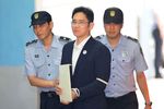 Samsung Group heir Lee Jae-yong (centre) arriving at Seoul Central District Court