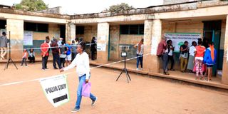 Few voters queue to cast their votes at Mahiga Primary school polling station in Roysambu.