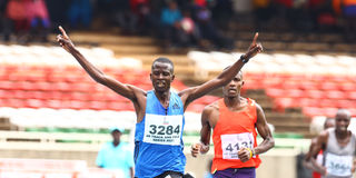 Vincent Lagat wins men's 5,000m race