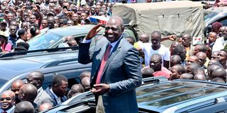 Presidente William Ruto entrega saludos de miembros del público en el pueblo de Homa Bay 