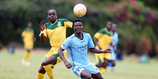 Mara Sugar forward James Olweny vies for the ball with Mathare United defender Tony Odhiambo 