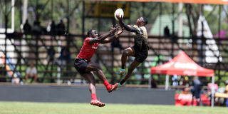 Herman Humwa (à gauche) de Kenya Shujaa rivalise pour un ballon aérien 