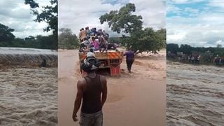 El intento de algunos lugareños de cruzar el río desbordado en un camión terminó en desastre cuando el vehículo fue arrastrado.