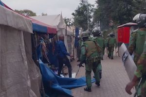 Police chase away traders from the Nairobi CBD